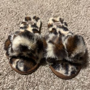 Women's Muk Luks Leopard Faux Fur Slippers size 5-6 with Pom Pom